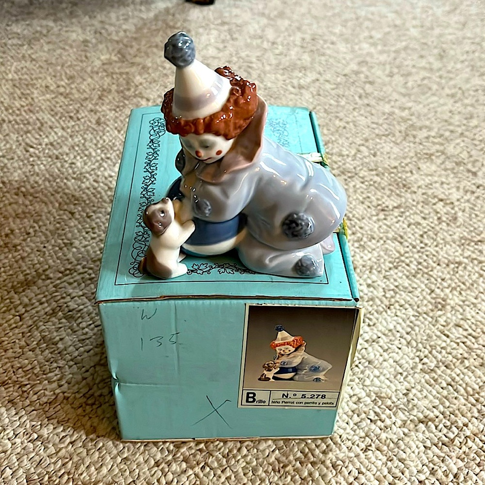 Authentic Lladro Pierrot with dog no. 5278